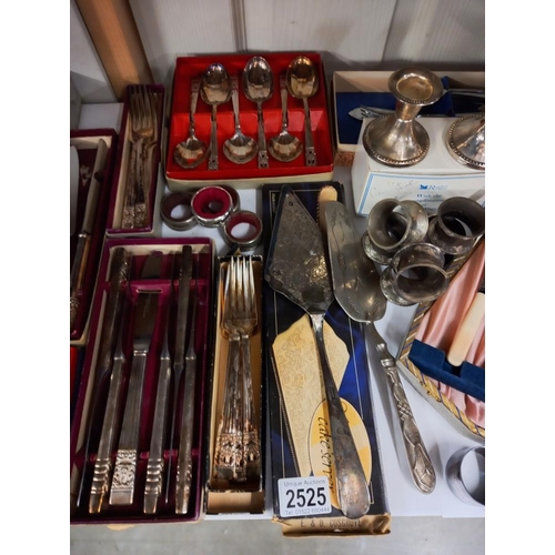 2525 - A good selection of vintage boxed cutlery COLLECT ONLY