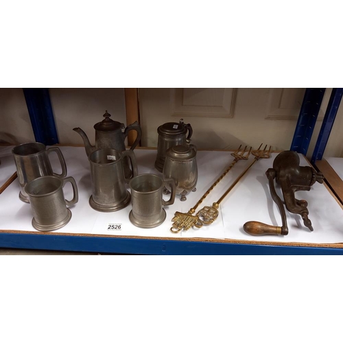 2526 - A quantity of pewter tankards & brass toasting forks etc. COLLECT ONLY