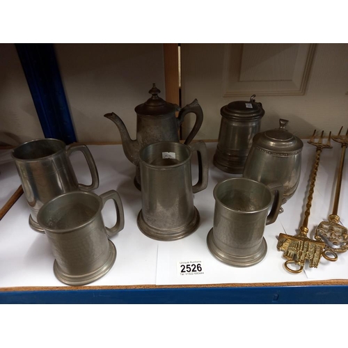 2526 - A quantity of pewter tankards & brass toasting forks etc. COLLECT ONLY