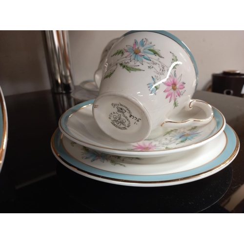 31 - An 18 piece pretty Royal Grafton tea set COLLECT ONLY