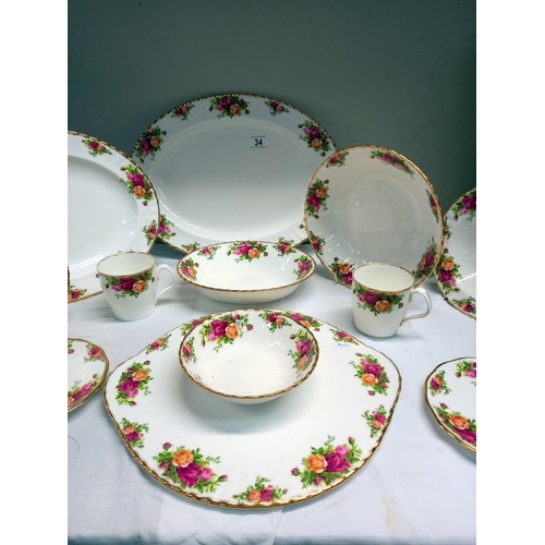 34 - 18 pieces of Royal Albert Old Country Roses (small bowl, soup bowl & sandwich plate with cup on are ... 