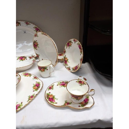 34 - 18 pieces of Royal Albert Old Country Roses (small bowl, soup bowl & sandwich plate with cup on are ... 