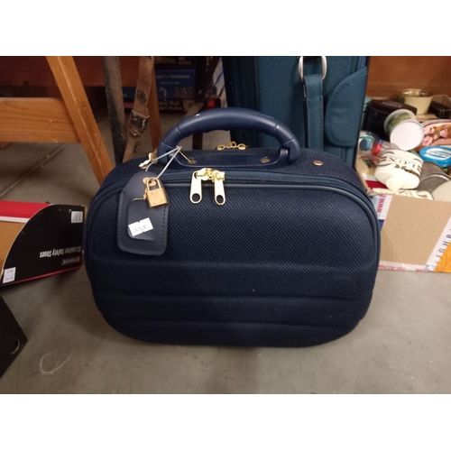 2567 - A suitcase & hard case holdall COLLECT ONLY