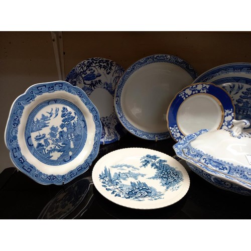 35 - A good lot of blue & white plates including Royal Doulton & Wedgwood COLLECT ONLY