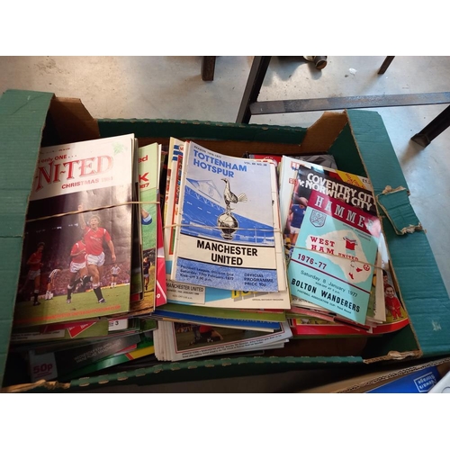 2653 - A large collection of Manchester United programmes etc Collect Only