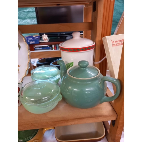 2663 - A mixed lot of kitchenalia including Denby teapot, Royal Worcester, flan dish & Pyrex dishes etc Col... 