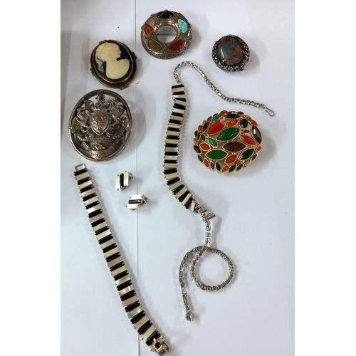 2754 - A quantity of costume jewellery including brooches etc