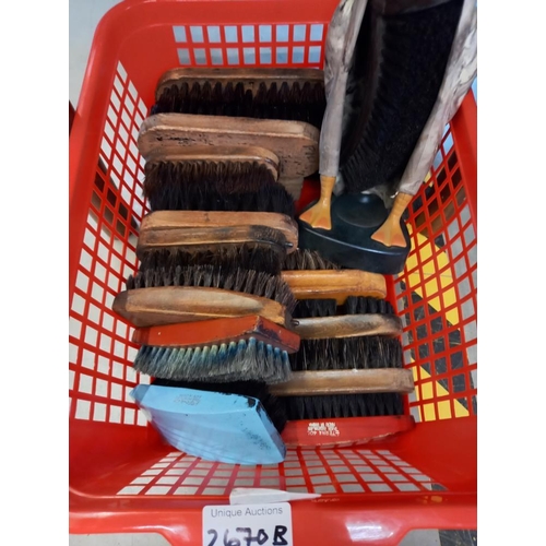 2670B - A quantity of shoe shining brushes including a duck shaped one