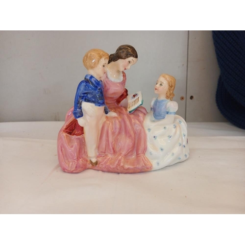 186 - 4 Royal Doulton figurines and 1 Wedgwood figurine