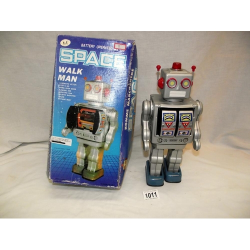 1011 - A boxed battery operated tinplate space walk man robot