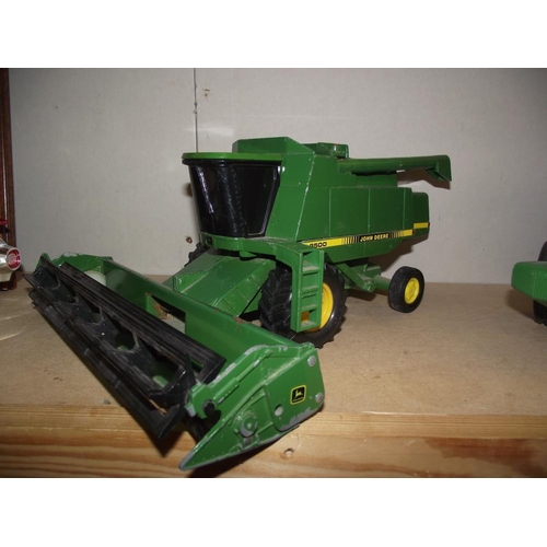 1016 - An ERTL John Deere 8200 tractor 9500 combine harvester etc