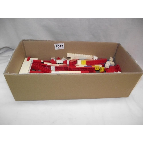 1043 - A box of vintage Lego