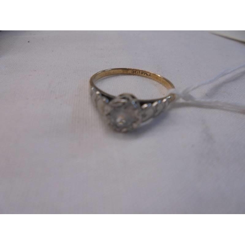 1006 - A 9ct vintage white gold ring set with hearts, size O half, 2 grams.