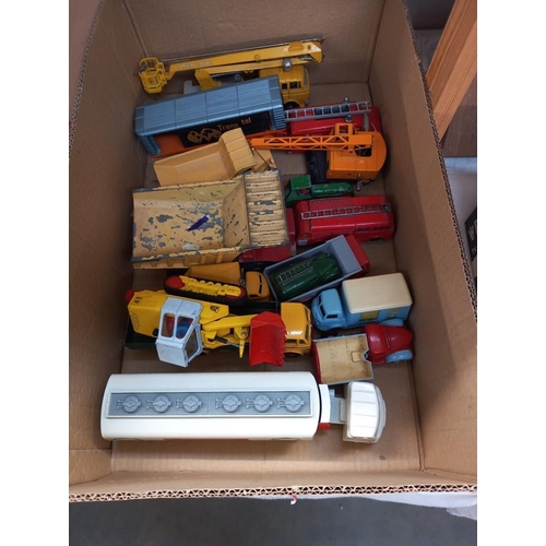 1124 - A box of mixed Dinky and Corgi including Morris 'Z' van, Ford transit fire service van etc