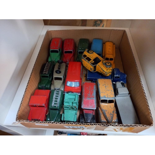 1218 - A tray of Dinky commercial vehicles including Austin A40, Bedford, Morris Z van etc