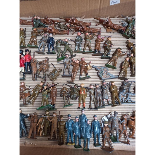 1226 - A large tray of early mainly Britain's soldiers including some with articulated arms