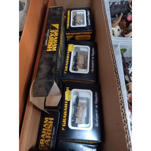 1229 - A large collection of Graham Farish 'N' gauge model railway engines, coaches, goods wagons including... 