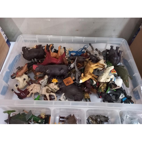 1230 - A good quantity of plastic zoo animals and lead farm animals and people in 2 trays