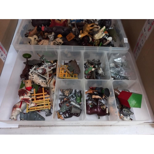 1230 - A good quantity of plastic zoo animals and lead farm animals and people in 2 trays