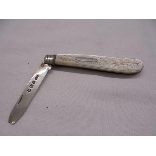 1017 - Five silver and mother of pearl fruit knives circa 1852, 1894, 1896, 1900 and 1923.