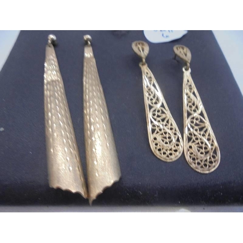 1027 - A pair of long drop and a pair of filigreee gold earrings, (no backs) 3.2 grams.