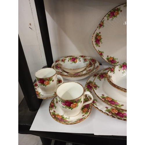 1202 - 18 pieces of Royal Albert Old Country Roses (small bowl, soup bowl & sandwich plate with cup on are ... 