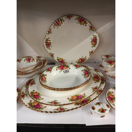 1202 - 18 pieces of Royal Albert Old Country Roses (small bowl, soup bowl & sandwich plate with cup on are ... 