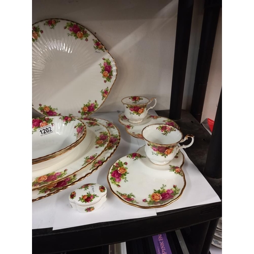 1202 - 18 pieces of Royal Albert Old Country Roses (small bowl, soup bowl & sandwich plate with cup on are ... 