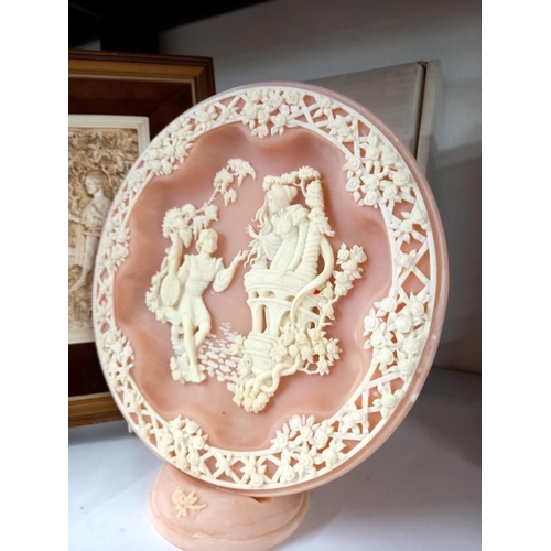 1225 - A Bradex Shakespearian lovers Romeo and Juliet plaque (boxed) and 3D relief plaque COLLECT ONLY