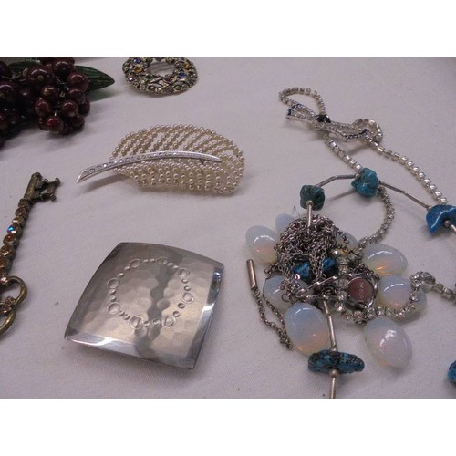 1041 - A mixed lot of costume jewellery including red antique necklace and brooch, micro mosaic brooch etc.... 