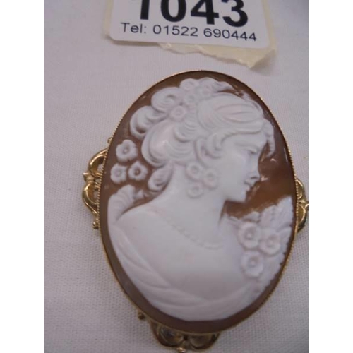 1043 - A good qualit 9ct gold mounted cameo brooch profile of a young woman.