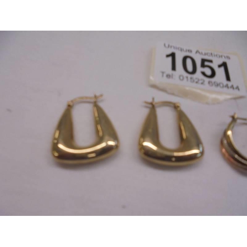 1051 - Two pairs of gold hoop earrings, 4.6 grams.