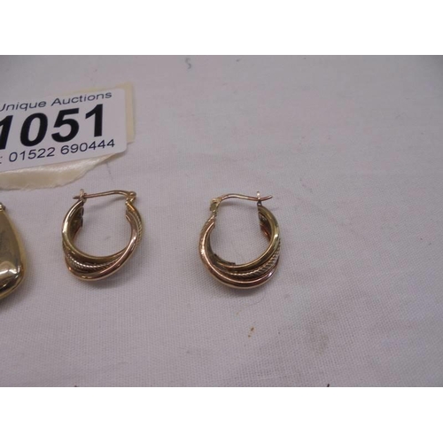 1051 - Two pairs of gold hoop earrings, 4.6 grams.