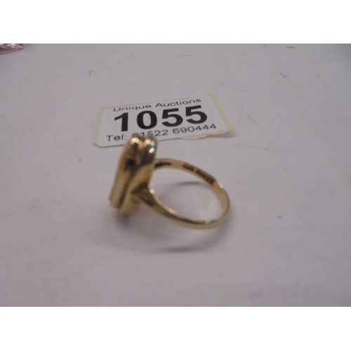 1055 - A 9ct gold vintage cameo ring, size M, 2.9 grams.