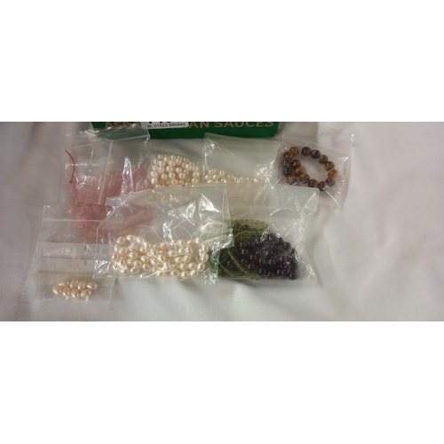 1433 - A good lot of assorted beads for jewellery making