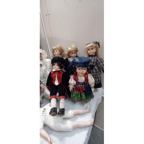 1235 - A quantity of collectors dolls