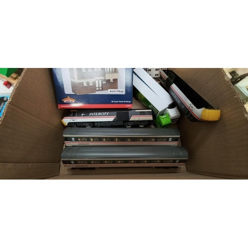 1265 - 2 boxed end gauge buildings and 1 unboxed piece, plus quantity of diecast and train carriages