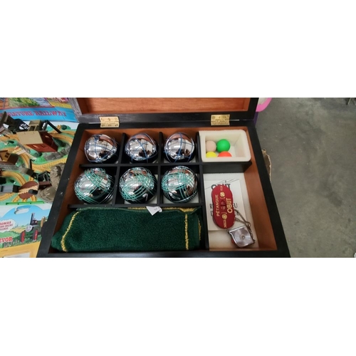 1273 - A cased Boules set