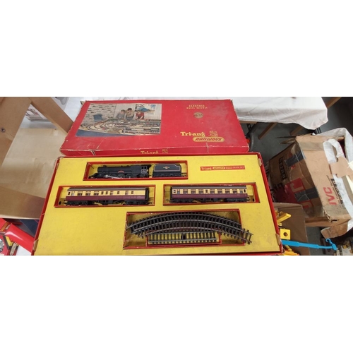 1291 - Tri-ang RS-21 electric model railway and R323 operating Royal Mail coach set