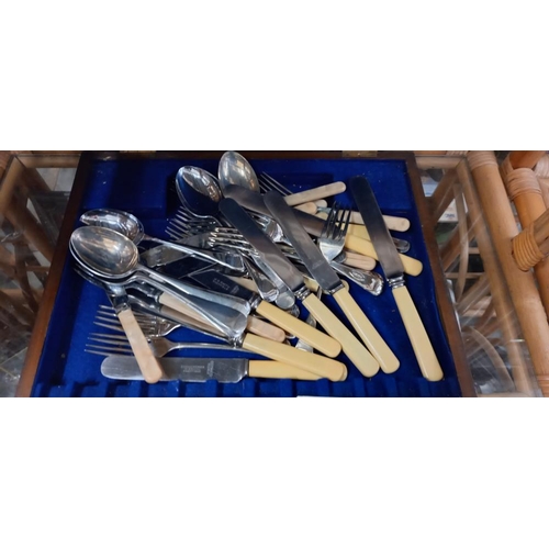 1590 - A cutlery box and quantity of cutlery COLLECT ONLY