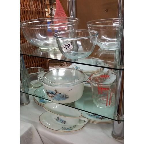 1597 - A rare vintage Pyrex dinner set and 5 pieces of Pyrex glass ware (bowls and jugs) COLLECT ONLY