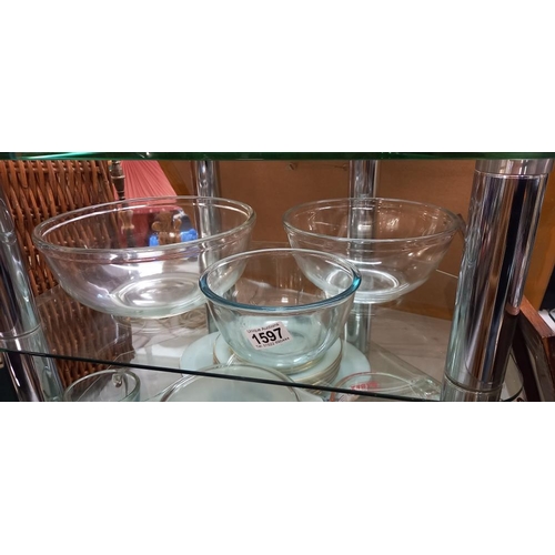 1597 - A rare vintage Pyrex dinner set and 5 pieces of Pyrex glass ware (bowls and jugs) COLLECT ONLY