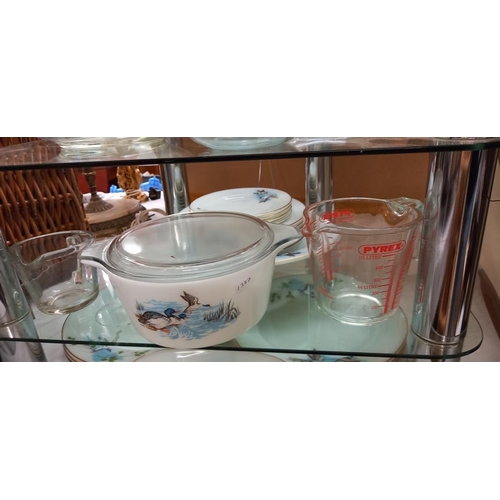 1597 - A rare vintage Pyrex dinner set and 5 pieces of Pyrex glass ware (bowls and jugs) COLLECT ONLY