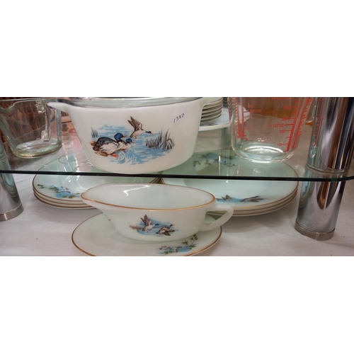 1597 - A rare vintage Pyrex dinner set and 5 pieces of Pyrex glass ware (bowls and jugs) COLLECT ONLY