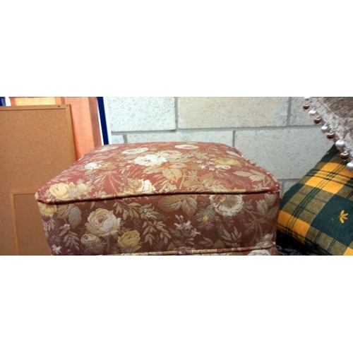 1663 - A pouffe/footstool COLLECT ONLY