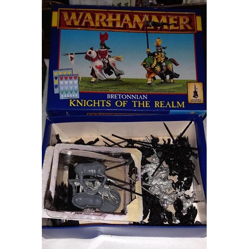 1215 - A large quantity of Games Workshop War Hammer and War gaming figures COLLECT ONLY