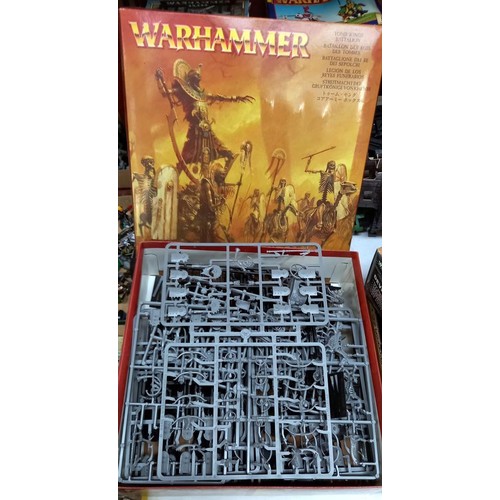 1215 - A large quantity of Games Workshop War Hammer and War gaming figures COLLECT ONLY