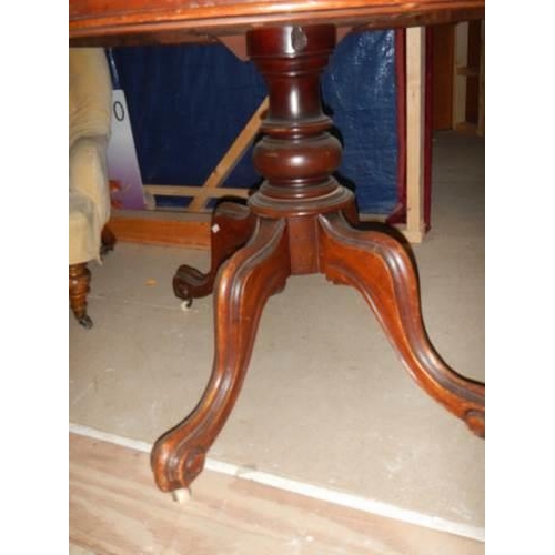 692 - A Victorian oval mahogany loo table, COLLECT ONLY.