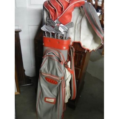 711 - A good set of Peter Thomson golf clubs in bag. COLLECT ONLY.