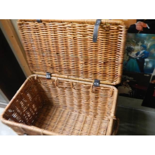 717 - A good mid 20th century wicker basket. COLLECT ONLY.